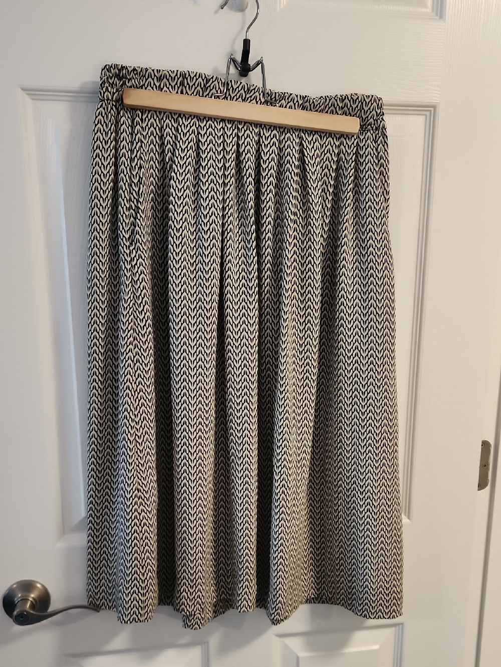 H&M Black and White Chevron A-Line Midi Skirt With Pockets